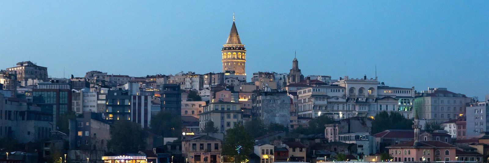 Haliç ve şehir manzarası